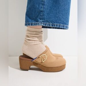 NEW ROTHY’S CLASSIC CLOGS IN BUTTERNUT 9